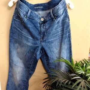 Women's Short Distressed Stretchy Jeans